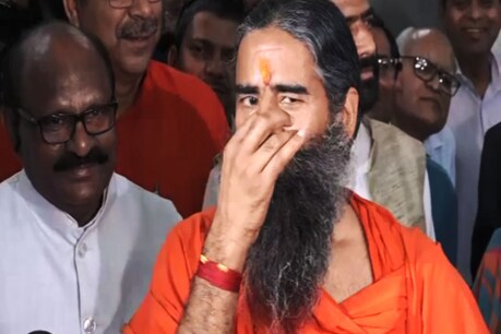 कर्नल राज्यवर्धन सिंह राठौड़ के नामांकन दाखिल करते समय वहां मौजूद बाबा रामदेव.