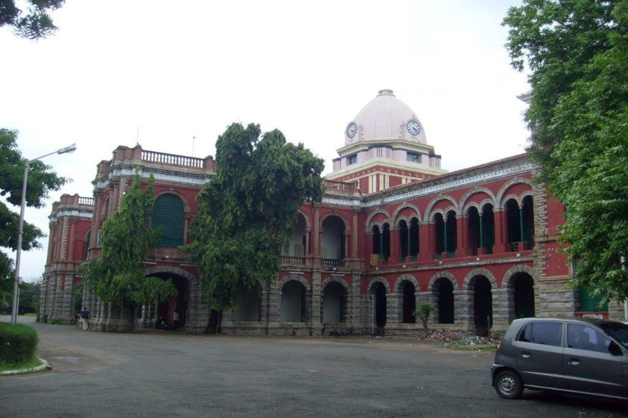  तीसरा नंबर - प्रेसिडेंसी कॉलेज, चेन्नई :टॉप के कॉलेज की बात करें तो इसमें 6 कॉलेज दिल्ली के हैं. कॉलेजों की श्रेणी में मिरांडा हाउस का पहला स्थान मिला है जबकि इंजीनियरिंग इंस्टीट्यूट में भारतीय प्रौद्योगिकी संस्थान (आईआईटी)-मद्रास पहले स्थान पर रखा गया है.