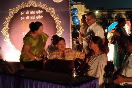 मतदान के लिए किया गया दीपदान, ताकि ज्यादा से ज्यादा हो वोटिंग मतदान के लिए किया गया दीपदान, ताकि ज्यादा से ज्यादा हो वोटिंग