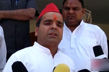 नामांकन के बाद मीडिया से बात करते सपा प्रत्याशी धर्मेंद्र यादव