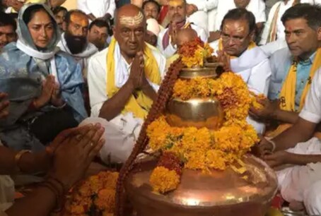 नर्मदा यात्रा के बाद दिग्विजय सिंह की भोपाल यात्रा, कम्प्यूटर बाबा संभालेंगे मोर्चा नर्मदा यात्रा के बाद दिग्विजय सिंह की भोपाल यात्रा, कम्प्यूटर बाबा संभालेंगे मोर्चा