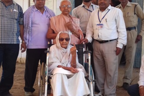 मतदान करने पहुंची बुजुर्ग महिला.