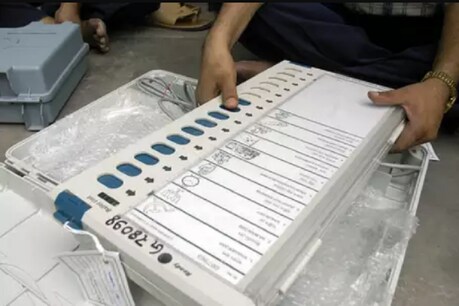Lok Sabha Election 2019: कन्नौज में 27 बूथों पर ईवीएम मशीन खराब, मतदान हुआ बाधित Lok Sabha Election 2019: कन्नौज में 27 बूथों पर ईवीएम मशीन खराब, मतदान हुआ बाधित