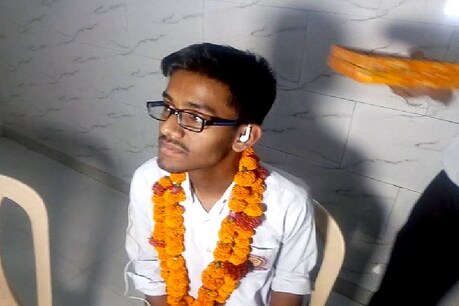 कानपुर के गौतम रघुवंशी ने यूपी बोर्ड 10वीं परीक्षा में किया टॉप
