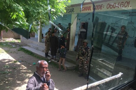 कश्मीर का एक गांव, जहां वोट देना गुनाह है! जिसने वोट दिया, वो गांव का दुश्मन कश्मीर का एक गांव, जहां वोट देना गुनाह है! जिसने वोट दिया, वो गांव का दुश्मन