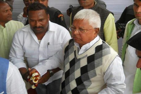 लालू प्रसाद यादव के साथ एके 47 केस का आरोपी परवेज चांद (फाइल फोटो)