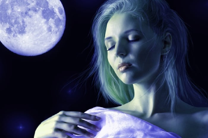 Лунная болезнь. Портрет при лунном свете. Лунный свет эффект. Луна с лицом. Лунный цвет кожи.