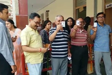 नोएडा में सुबह-सुअभ ही लोग मतदान करने पहुंचे