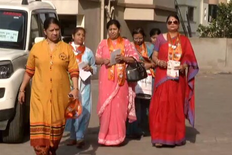 Lok Sabha Election 2019: तपती धूप में दिग्गज पतियों के लिए पसीना बहा रहीं पत्नियां Lok Sabha Election 2019: तपती धूप में दिग्गज पतियों के लिए पसीना बहा रहीं पत्नियां