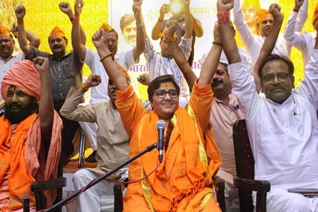 साध्वी प्रज्ञा ने कहा- हमने तोड़ी थी बाबरी मस्जिद, अब बनाएंगे राम मंदिर, EC ने थमाया नोटिस साध्वी प्रज्ञा ने कहा- हमने तोड़ी थी बाबरी मस्जिद, अब बनाएंगे राम मंदिर, EC ने थमाया नोटिस