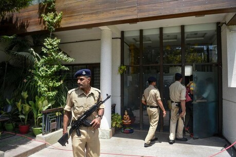 मध्य प्रदेश: सीएम कमलनाथ के करीबियों पर 30 घंटे से जारी है IT रेड, 9 करोड़ रुपये बरामद मध्य प्रदेश: सीएम कमलनाथ के करीबियों पर 30 घंटे से जारी है IT रेड, 9 करोड़ रुपये बरामद