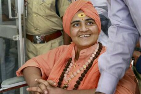 साध्वी प्रज्ञा ने धारण किया मौन, शौर्य स्मारक पहुंच शहीदों को किया याद साध्वी प्रज्ञा ने धारण किया मौन, शौर्य स्मारक पहुंच शहीदों को किया याद