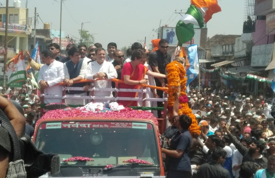  राहुल गांधी ने अपना नामांकन करने से पहले अमेठी में रोड शो किया, जिसमें प्रियंका गांधी, रॉबर्ट वाड्रा और उनके बेटा-बेटी भी साथ रहे. रोड शो के ट्रक पर प्रियंका गांधी के बेटा रेहान और बेटी मिराया भी नजर आए.
