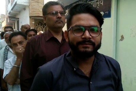 रामपुर के एक पोलिंग बूथ पर मतदाताओं की लगी लंबी कतार