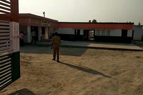 मतदान केंद्र खाली पड़ा है