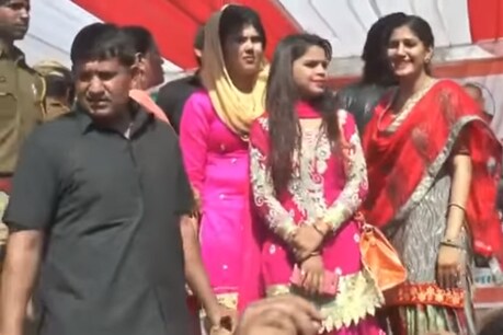 VIDEO: डांस शो में चलीं लाठियां, मची भगदड़, दूर खड़ी हंसती रहीं सपना चौधरी VIDEO: डांस शो में चलीं लाठियां, मची भगदड़, दूर खड़ी हंसती रहीं सपना चौधरी