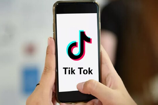 जानें क्यों लोग गूगल और एप्पल ऐपस्टोर से TikTok को नहीं डाउनलोड कर पा रहे हैं...