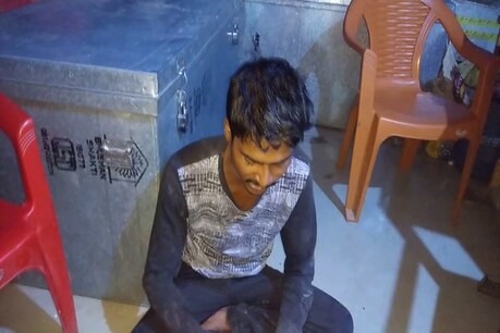 थाने में बैठा शराबी युवक
