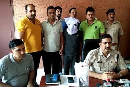 पांच राज्यों में वारदातों को अंजाम देने वाला इनामी बदमाश गिरफ्तार पांच राज्यों में वारदातों को अंजाम देने वाला इनामी बदमाश गिरफ्तार