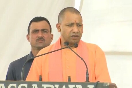 बागपत में जनसभा को संबोधित करते योगी आदित्यनाथ
