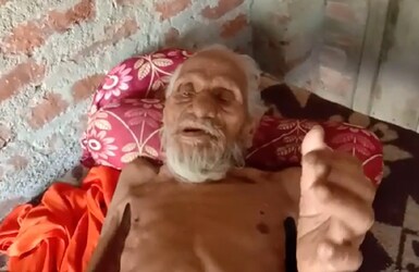  उत्तर प्रदेश के कानपुर देहात में एक ऐसी अनोखी घटना हुई, जिसने सभी को हैरत में डाल दिया. यहां एक 115 वर्ष के बुजुर्ग की कथित तौर पर मौत हो गई थी. इसके बाद जब उन्हें अंतिम संस्‍कार के लिए ले जाया गया तो वह अचानक से जिंदा हो गए. इसको लेकर पूरे कानपुर में चर्चा हो रही है.