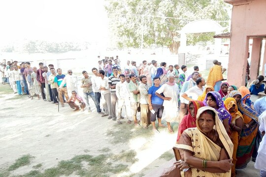 वोटिंग बूथ पर लगी लोगों की भीड़