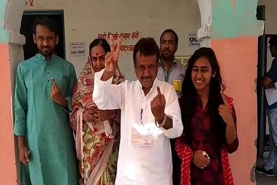 परिवार के साथ वोट डालने पहुंचे तेजप्रताप यादव के ससुर