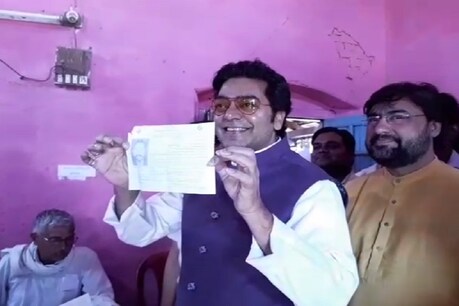 वोट डालने घर आए आशुतोष राणा को याद आयी मास्साब से पड़ी पिटाई वोट डालने घर आए आशुतोष राणा को याद आयी मास्साब से पड़ी पिटाई