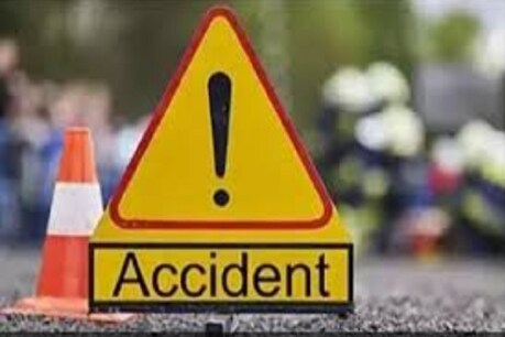2 ट्रकों के बीच चपेट में आयी वैन, एक ही परिवार के 7 लोगों की मौत 2 ट्रकों के बीच चपेट में आयी वैन, एक ही परिवार के 7 लोगों की मौत