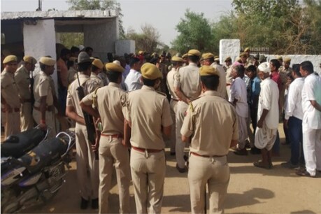 गांव में मौजूद पुलिस फोर्स। फोटो : न्यूज 18 राजस्थान ।