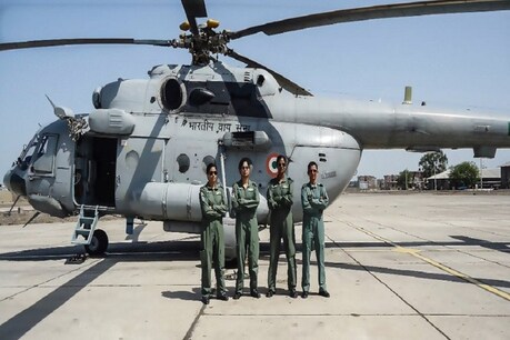 Mi-17 हेलिकॉप्टर उड़ाकर भारतीय वायुसेना की तीन महिला अधिकारियों ने रचा इतिहास
(image credit: Twitter@IAF_MCC)