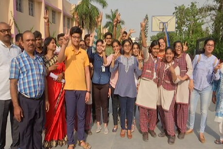 पटना बोर्ड कालोनी डीएवी स्कूल का का प्रियांशु राज (पीली टी शर्ट) CBSE 10th में बिहार टॉपर बने