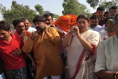 सुरेंद्र सिंह की अर्थी को कंधा देती स्मृति ईरानी (File Photo)
