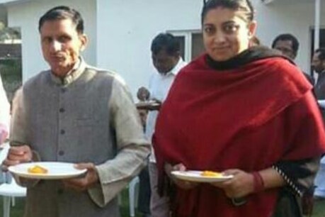 अमेठी की नवनिर्वाचित सांसद स्मृति ईरानी के साथ बरौलिया गांव के पूर्व प्रधान सुरेंद्र सिंह की फाइल फोटो