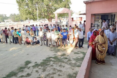 बिहार के सीतामढ़ी के एक मतदान केंद्र पर मतदाताओं की कतार
