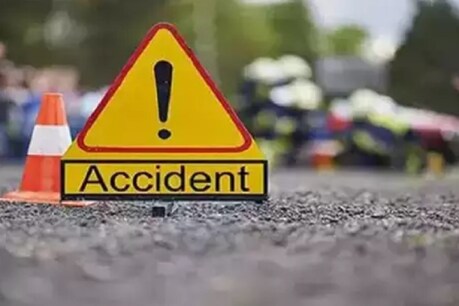 पलवल में टायर फटने से पलटी कार, पति-पत्नी की मौत, 4 बच्चे घायल पलवल में टायर फटने से पलटी कार, पति-पत्नी की मौत, 4 बच्चे घायल