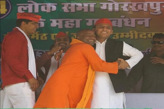 अखिलेश यादव के लिए ये शख्स है बहुत खास (फोटो-ट्विटर) 