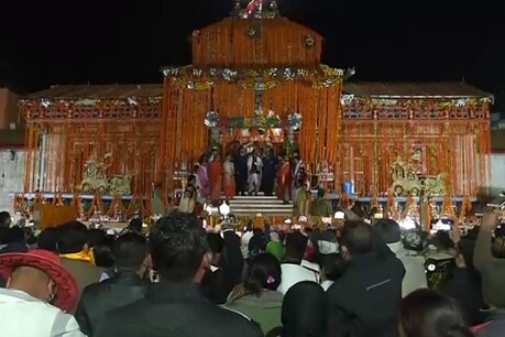 आज सुबह ब्रह्म मुहूर्त मेष लग्न में ठीक चार बजकर पंद्रह मिनट पर आम श्रद्धालुओं के लिए खोल दिए गए.