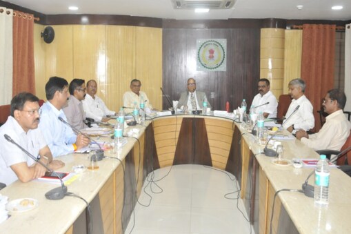 समीक्षा बैठक में उपस्थित समिति के सदस्य व पुलिस अधिकारी. समीक्षा बैठक में उपस्थित समिति के सदस्य व पुलिस अधिकारी.