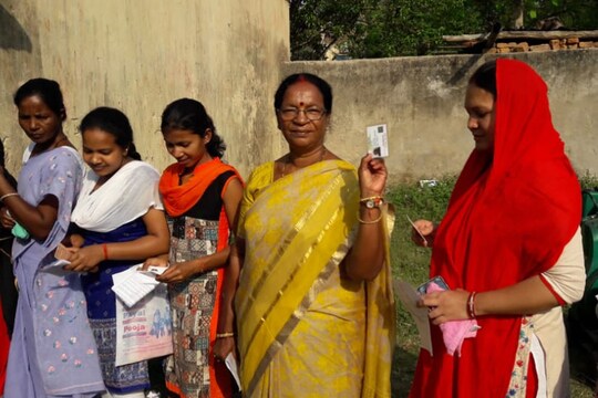 वोटिंग के लिए कतार में खड़ी बीजेपी विधायक बिमला प्रधान
