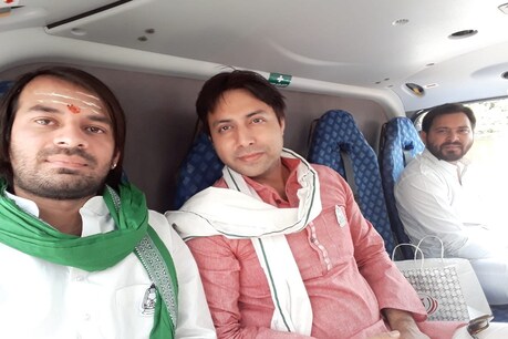चुनाव प्रचार के लिए रवाना होते दोनों भाई