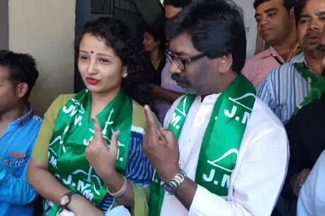 मतदान के दौरान पार्टी का पट्टा पहने हेमंत सोरेन व उनकी पत्नी