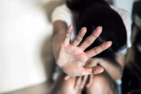 पति की हैवानियत की शिकार महिला के शरीर से डॉक्टरों ने निकाला... पति की हैवानियत की शिकार महिला के शरीर से डॉक्टरों ने निकाला...