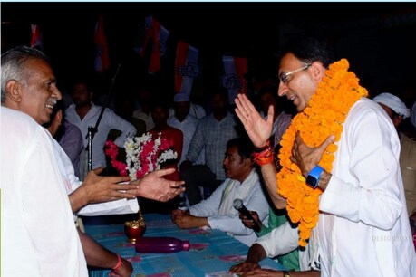 एक चुनावी कार्यक्रम के दौरान कांग्रेस प्रत्याशी जीतिन प्रसाद