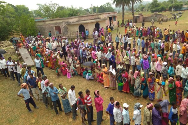 PHOTOS: झारखंड में 3 बजे तक 58.08 प्रतिशत वोटिंग, आम व खास ने किया मतदान