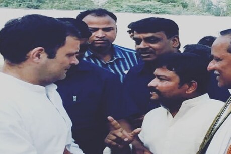 राहुल गांधी से मुलाकात के दौरान अमेठी नगर अध्यक्ष परवेज खान (File Photo)