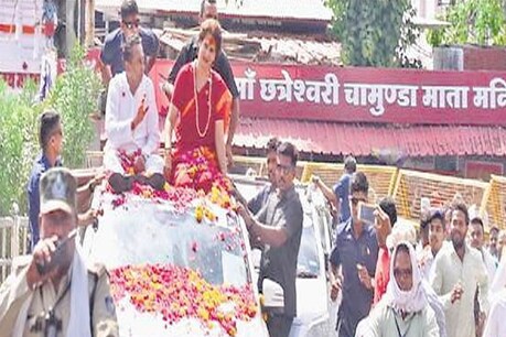 प्रियंका की बढ़ी परेशानी, मोटर व्हीकल एक्ट उल्लंघन करने पर EC से शिकायत प्रियंका की बढ़ी परेशानी, मोटर व्हीकल एक्ट उल्लंघन करने पर EC से शिकायत