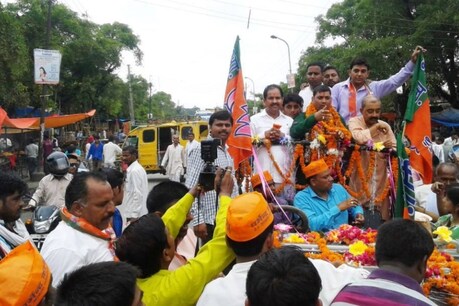 चुनाव प्रचार के दौरान बीजेपी के वर्तमान सांसद धर्मेंद्र कश्यप.