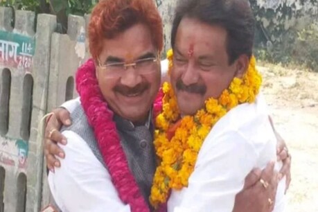 लोकसभा चुनाव के दौरान रामवीर उपाध्याय द्वारा बीजेपी प्रत्याशी को गले लगाने की तस्वीर वायरल हुई थी.