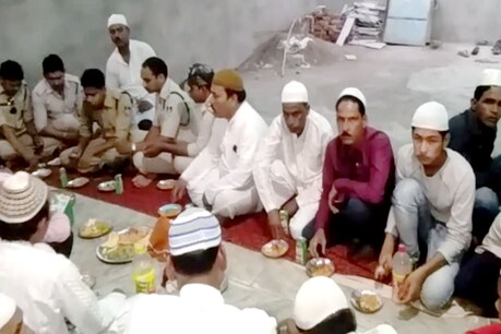 सोशल पुलिसिंग: पुलिस ने रोजा इफ्तार की दावत देकर मुस्लिमों का जीता दिल